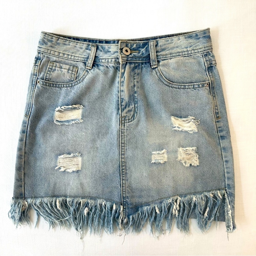 High wasted Jean skirt with raw hen and distressed look